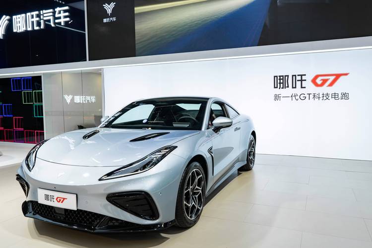 成都342哪吒汽车在智能汽车领域的表现，领途汽车在新能源汽车市场中的影响力